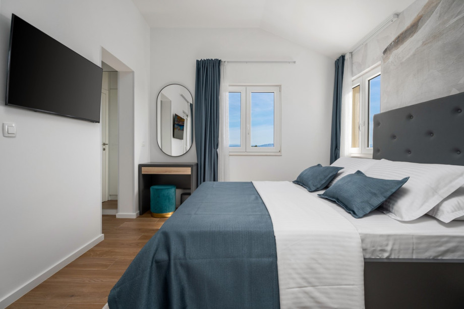 Bedroom NO4 (15sqm) with a queen-size bed 160cm x 200cm