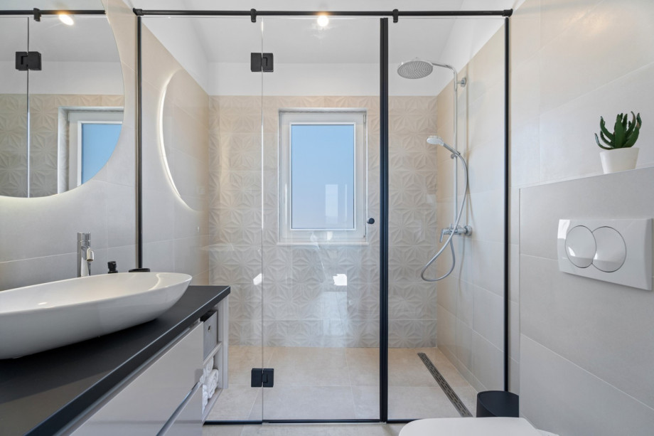 En-suite bathroom with a shower