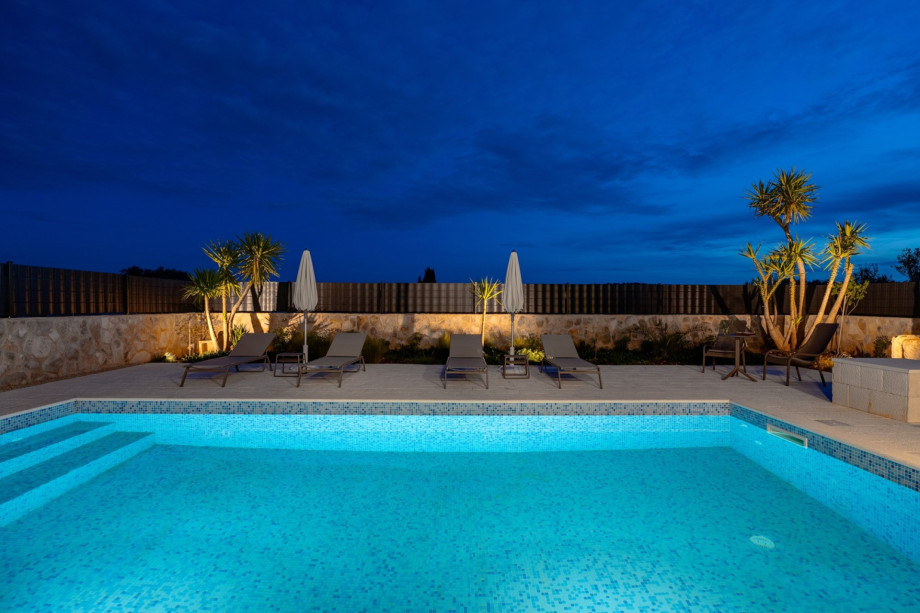 This is a modern place to stay in with a quiet environment but still close to all