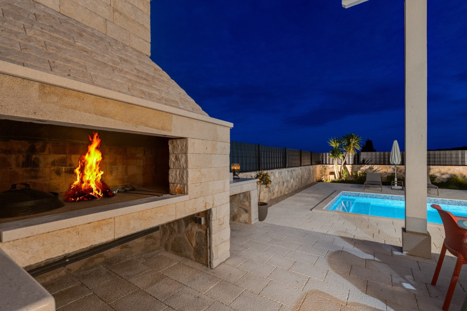 Villa Ora offers  outdoor dining area with a barbecue