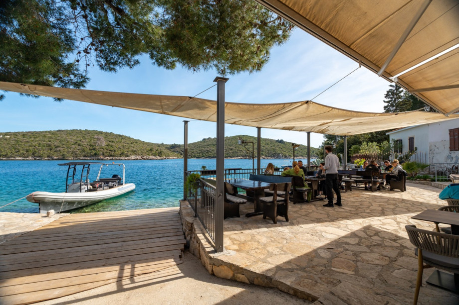 Some popular places on the island included restaurants on beachfront