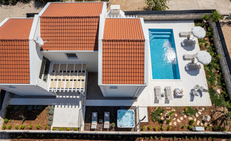 Villa Ora is located on the island of Šolta in Grohote, the oldest and largest village of the island