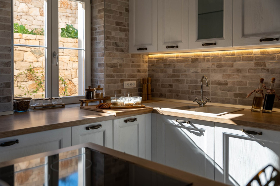 Located in a deep 2km long valley far from the coast.