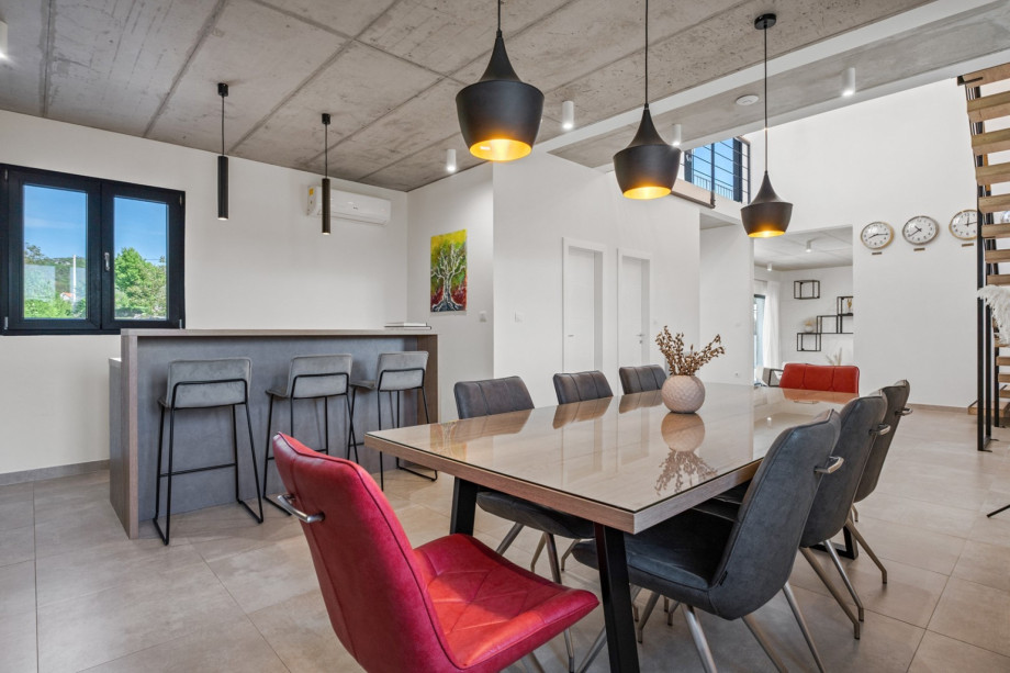 open space concept of living &dining area with pool views,fully equipped kitchen