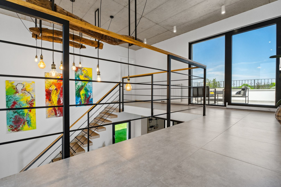 Stairs leading to the first floor to the bedrooms