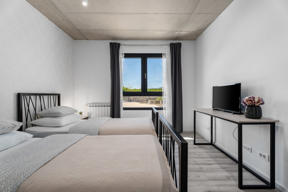 Bedroom NO2 with two single beds 90x200cm, A/C, TV a Play Station 4 , bath