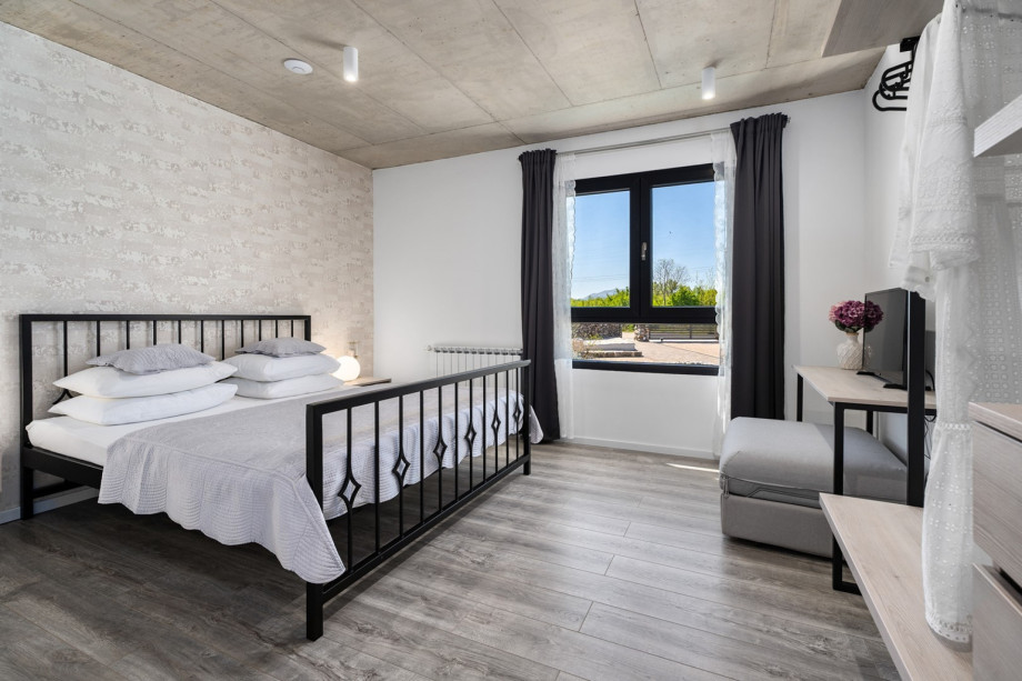 Bedroom NO3 with king size bed 180x200cm + sofa bed for 1 person90x200cm, A/C, TV&bath