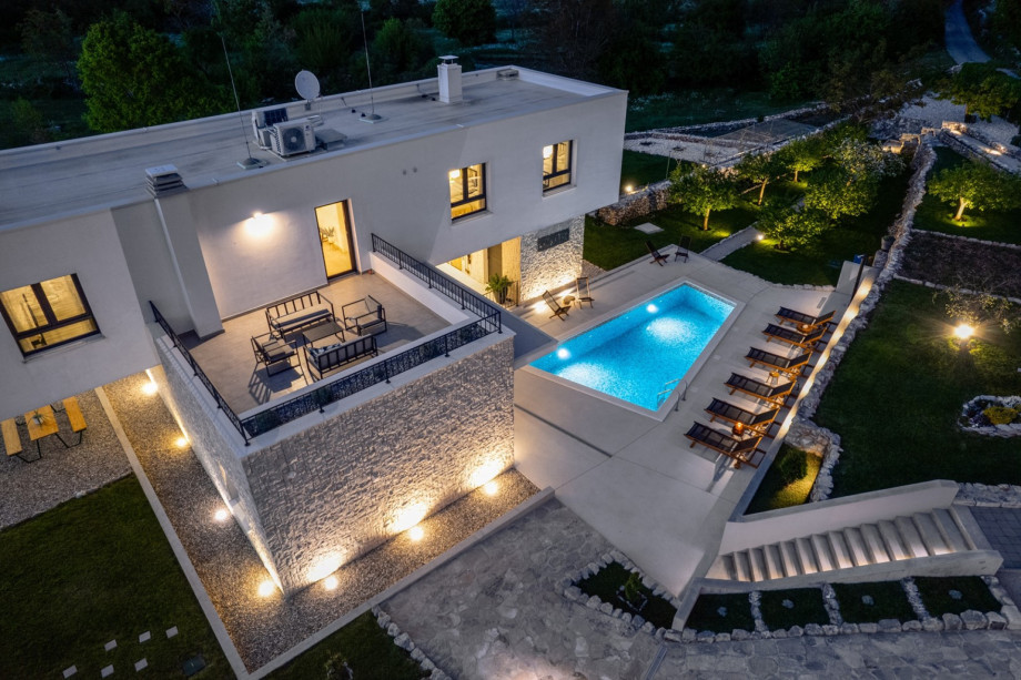 spacious outdoor area, here you can enjoy the evenings