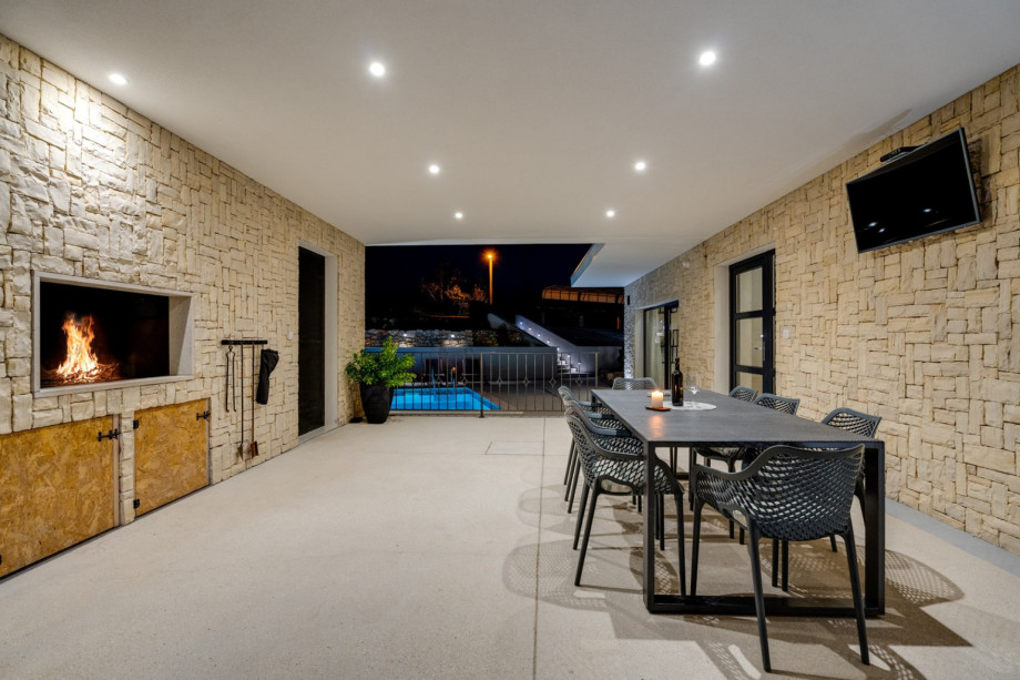 spacious outdoor dining area