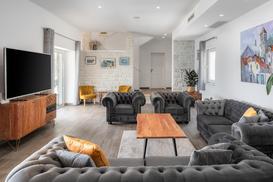 Living room with direct approach to the outdoor dining area