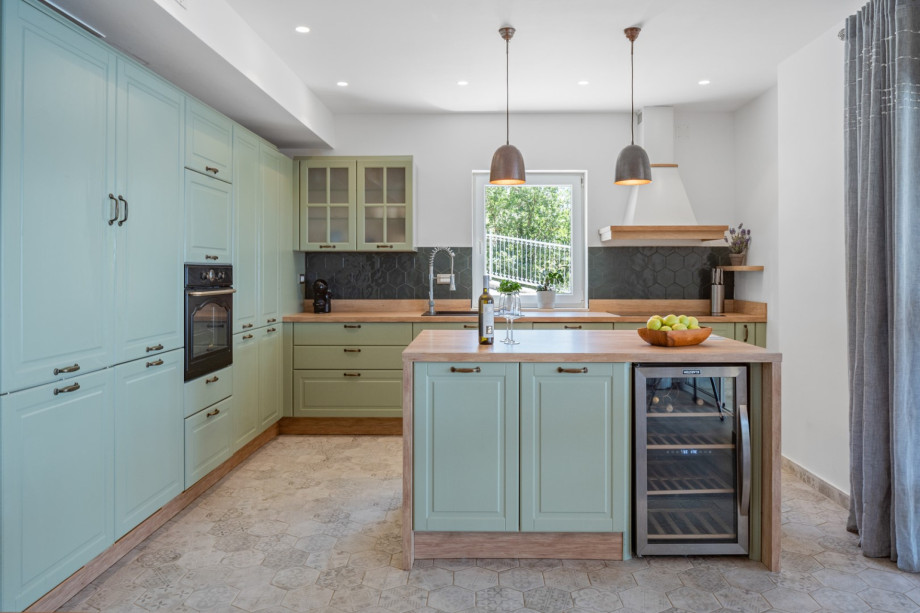 A dining table and a direct approach to the outdoor dining area