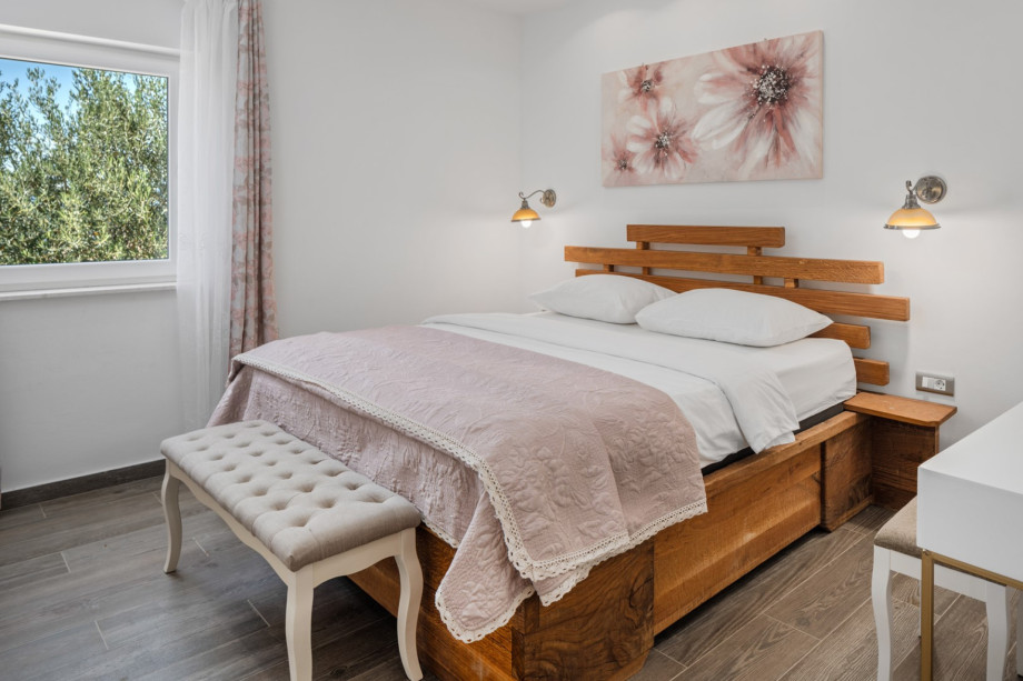 Bedroom NO1 (16sqm) with a king size bed 180cm x 200cm, en-suite bathroom with a shower, Air-condition, and a make-up table