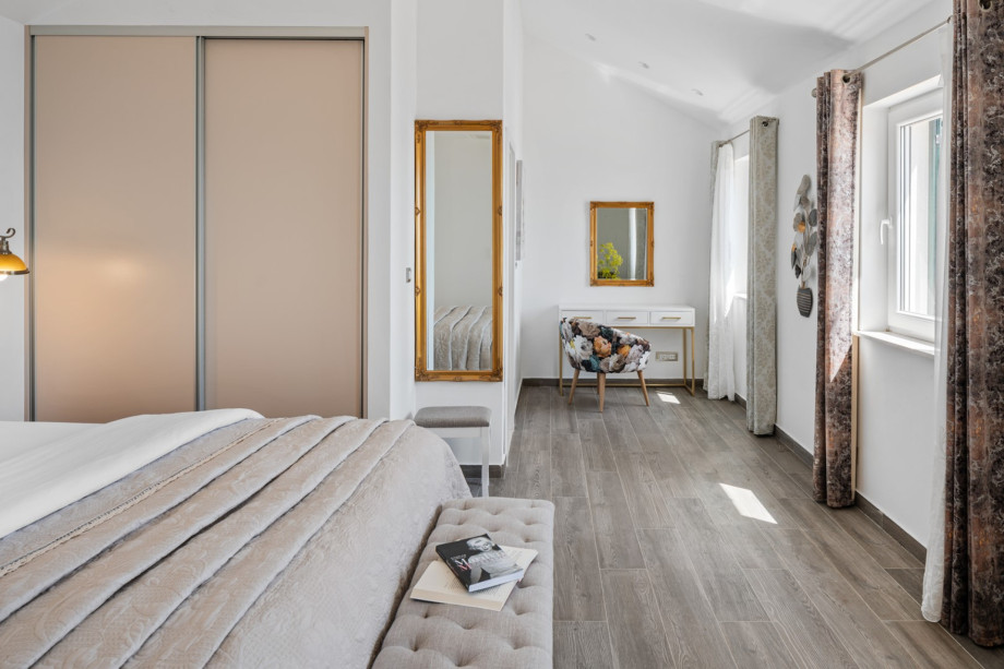 Bedroom NO2 is a Master bedroom (24sqm) with a king size bed 180cm x 200cm, air-conditioning, en-suite bathroom with a shower, a make-up table and sea views