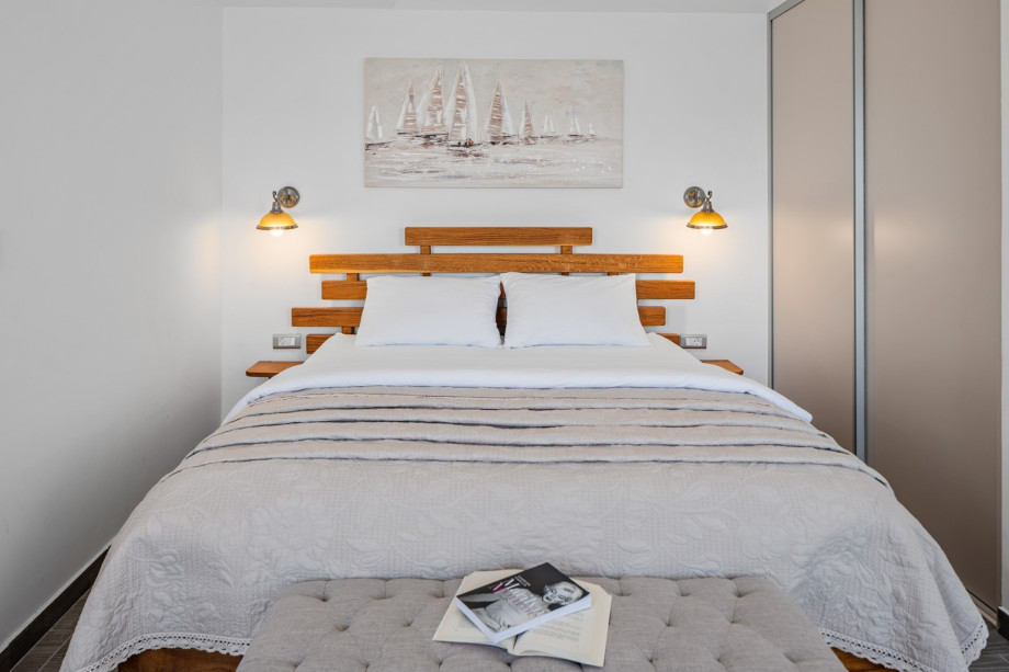 Bedroom NO2 is a Master bedroom (24sqm) with a king size bed 180cm x 200cm, air-conditioning, en-suite bathroom with a shower, a make-up table and sea views