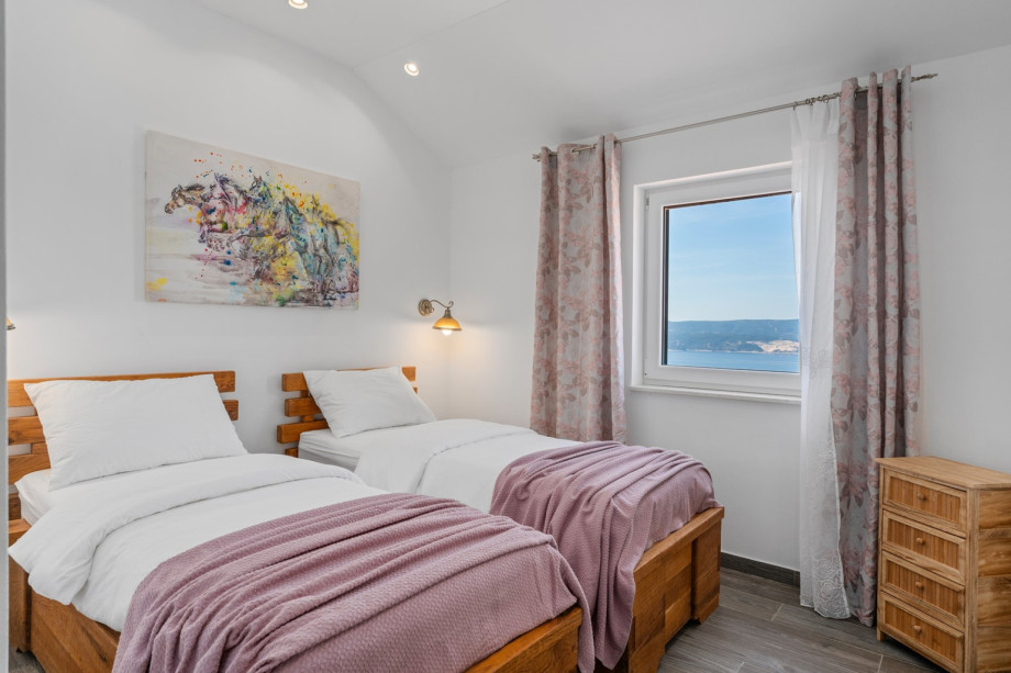 Bedroom NO3 (14sqm) with two single beds 90cm x 200cm, en-suite bathroom with a shower, air-conditioning, a makeup table and sea views