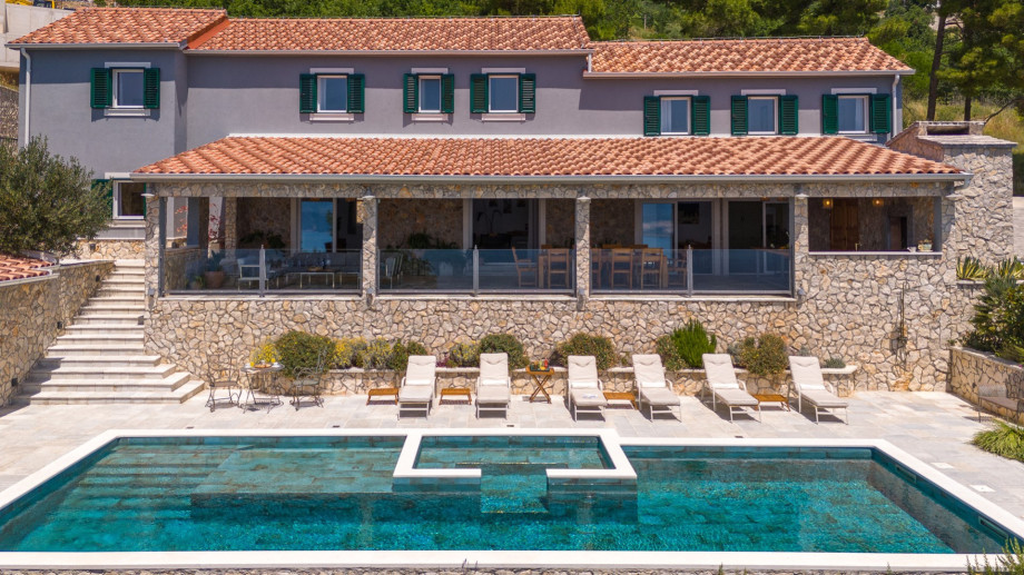 Even the most demanding will discover their ideal location for a good book or a glass of wine overlooking the slopes, the sea and the island.