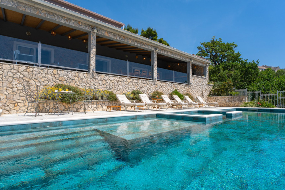 Attached whirlpool with the same water (same temperature as the pool)