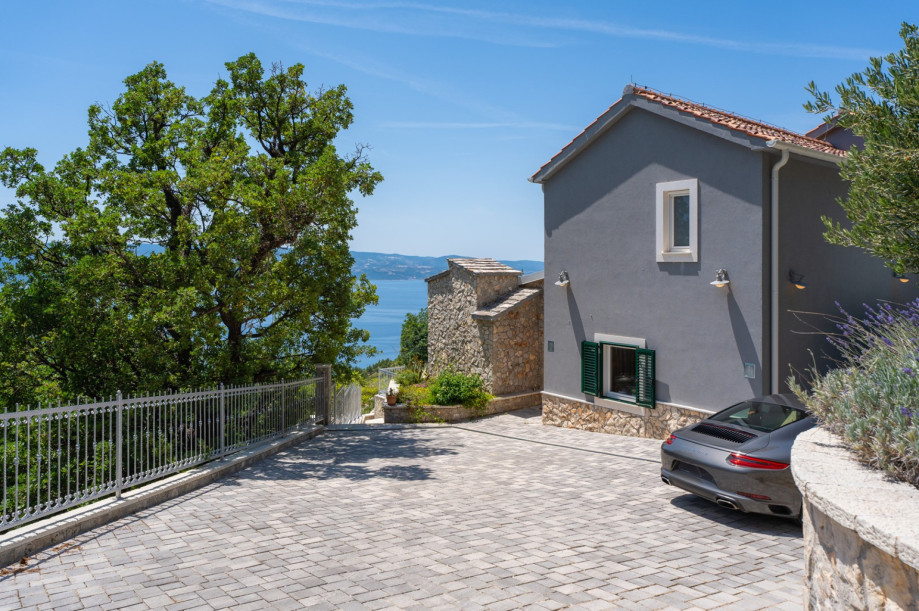 The car is highly recommended, and there are 5 outdoor parking places in front of the house, secured for you
