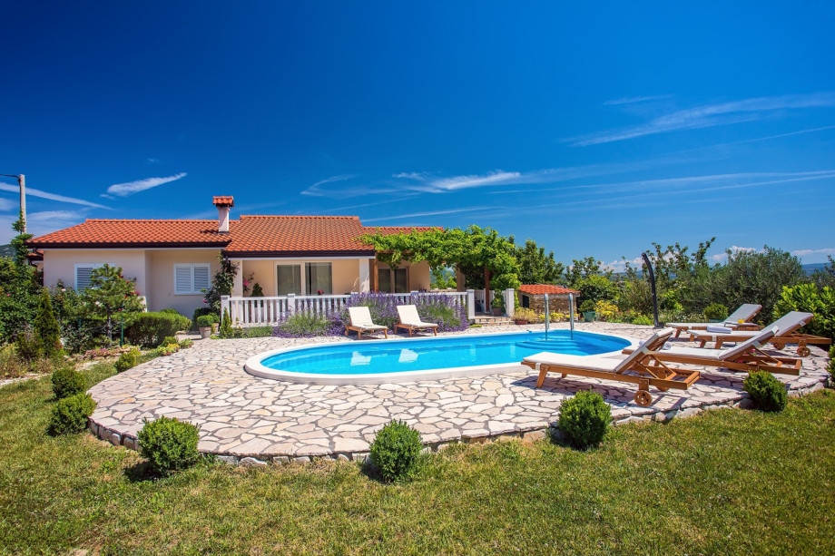 Not overlooked sun deck area with 6 deck chairs