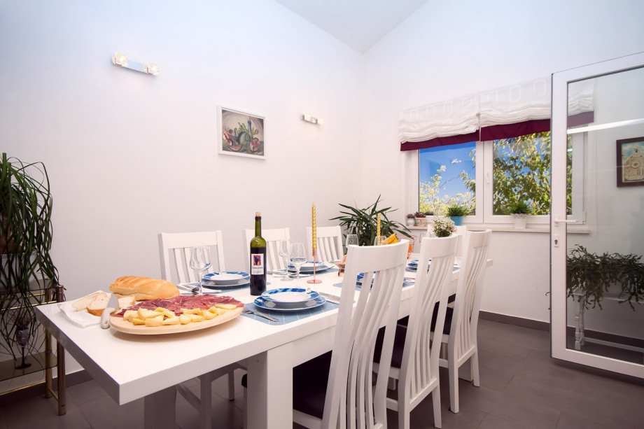 Spacious dining area with direct exit to the outdoor dining