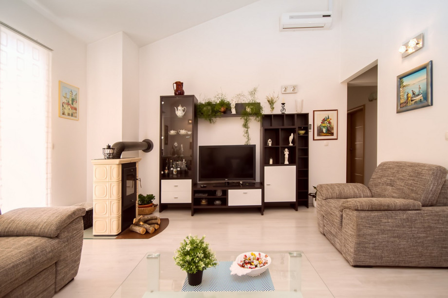 Cozy living room with TV, PS4, air conditioner, with exit to the pool area