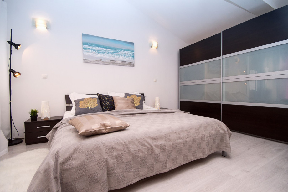 Master, king size bedroom with en suite bathroom.