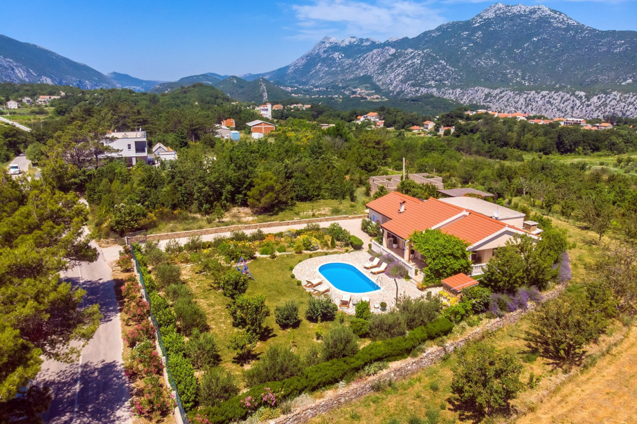 View on the whole property and surrounding area.