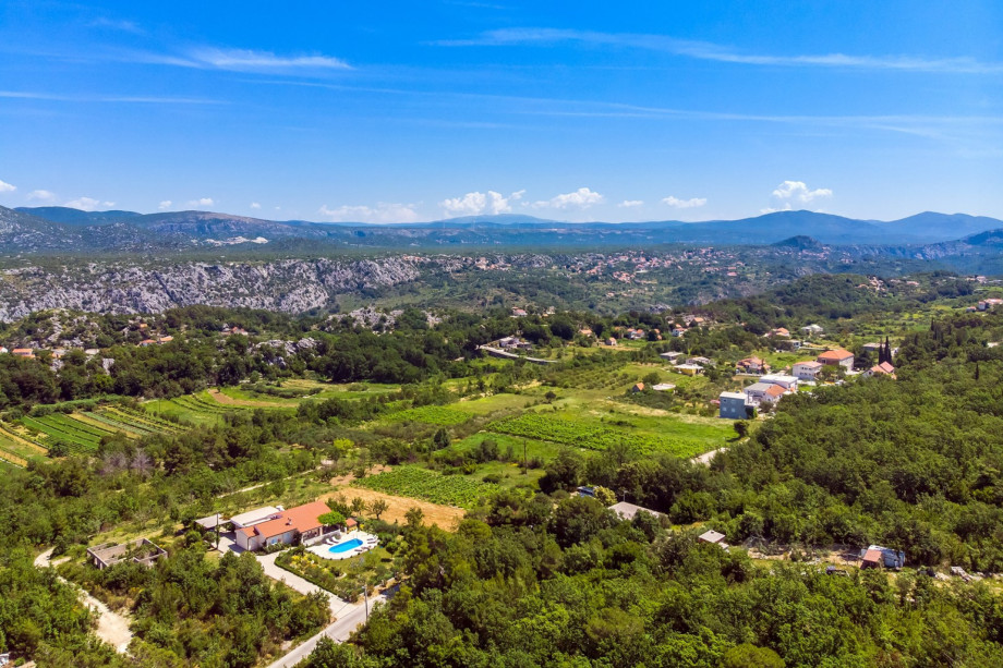 Position of the villa and surrounding area, 12km from the sea.