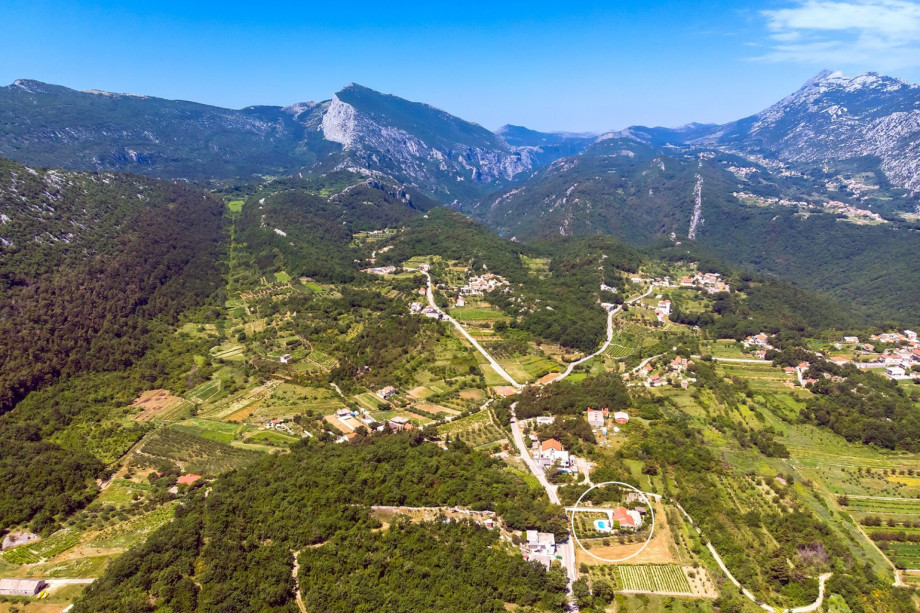 Position of the villa and surrounding area, 12km from the sea.