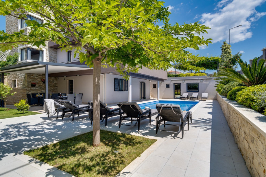 Luxury Villa Lucas; heated pool, whirlpool, sauna, 20m from beach