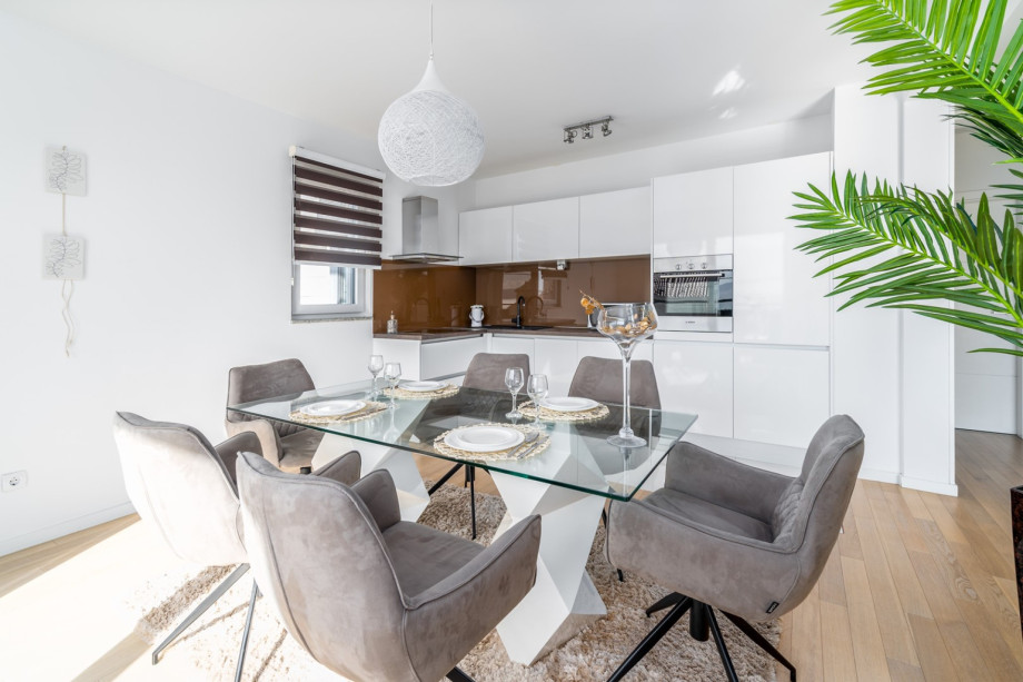 Modern and fully equipped kitchen and dining area