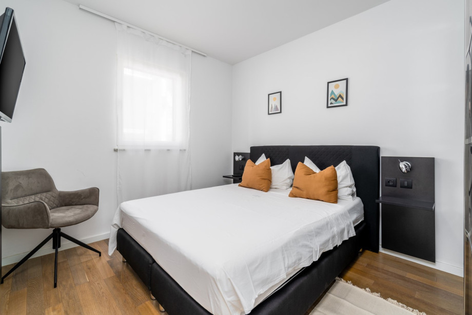 Bedroom No 5 with bed 160cmx200cm, TV, AC and garden views