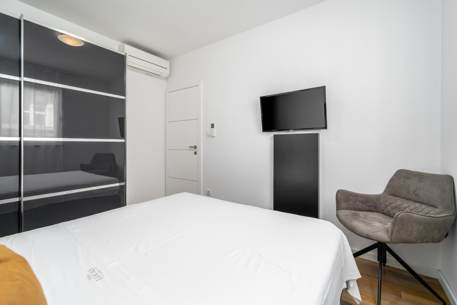 Bedroom No 5 with bed 160cmx200cm, TV, AC and garden views