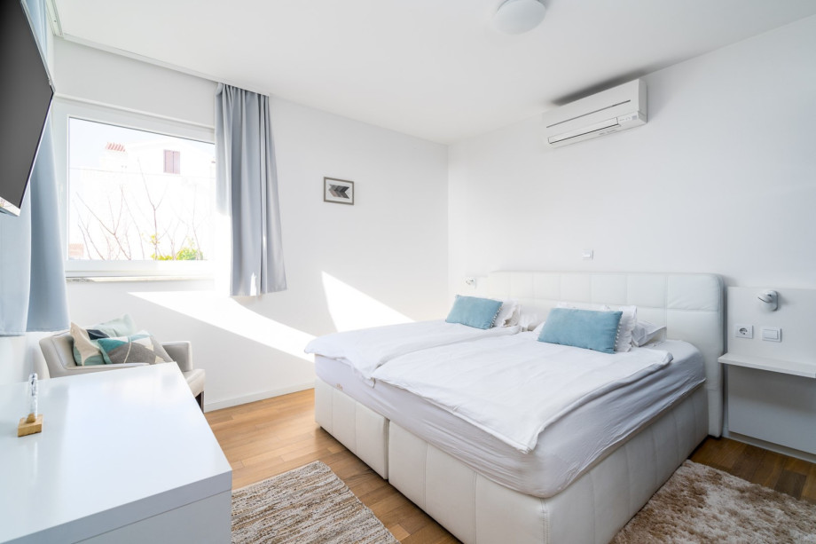 Bedroom No4 with double bed 180x200, en-suite bathroom, TV, AC, sea view