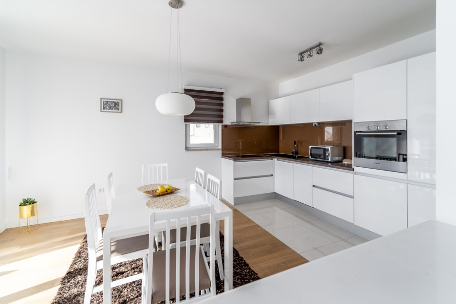 Modern and fully equipped kitchen with a dining room and table for 6 persons