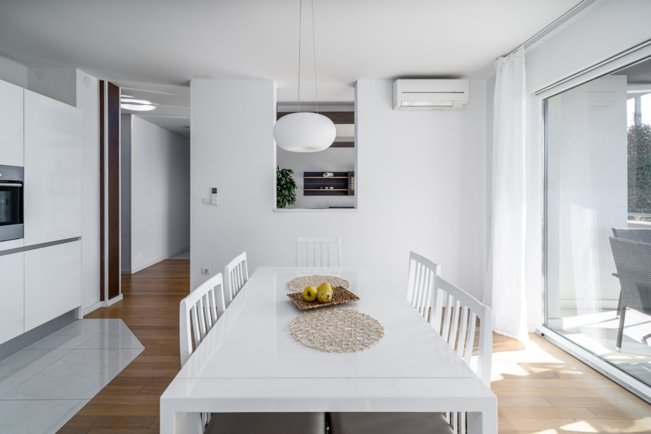 Modern and fully equipped kitchen with a dining room and table for 6 persons