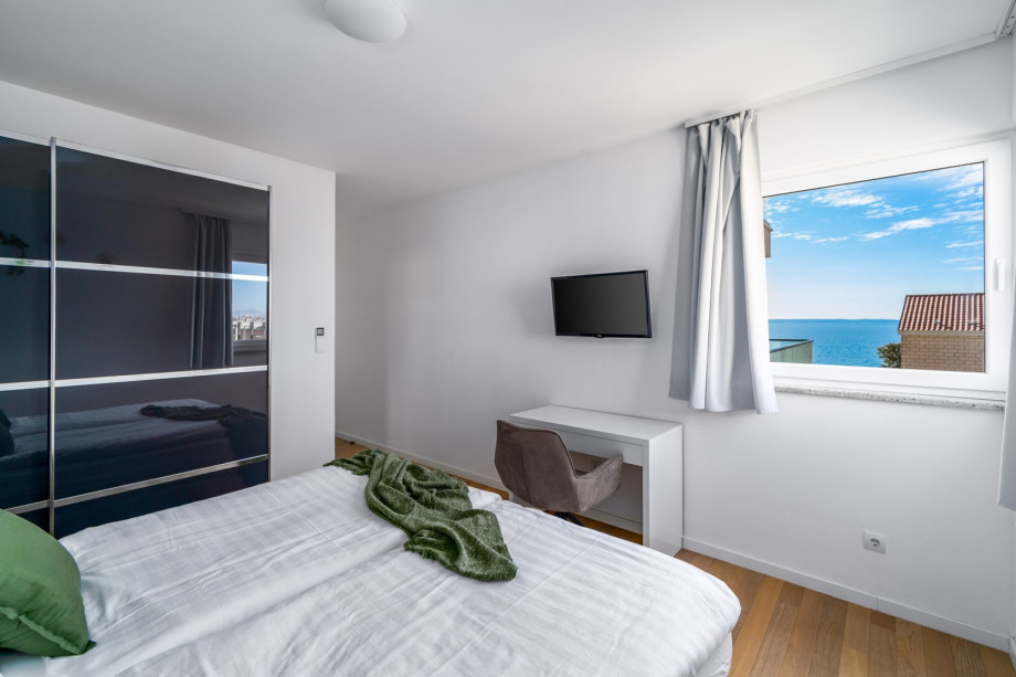 Bedroom No2 with double bed 180x200, en-suite bathroom, TV, AC, sea view