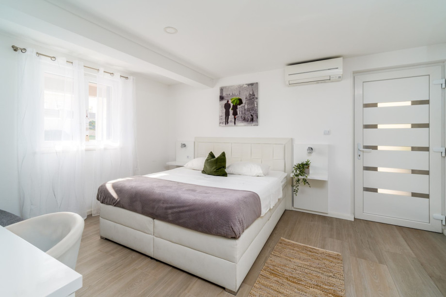 Bedroom No1 with exit to pool, double bed 180x200, TV, A/C and en-suite bathroom