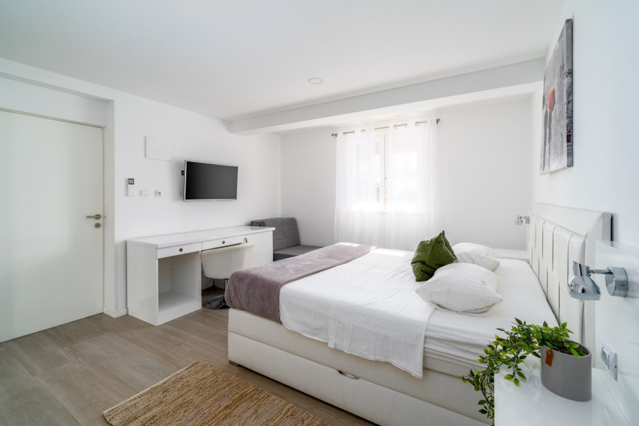 Bedroom No1 with exit to pool, double bed 180x200, TV, A/C and en-suite bathroom