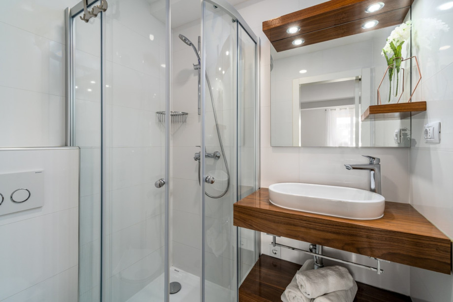 One of the 6 family bathrooms with a shower, Bedroom No.1