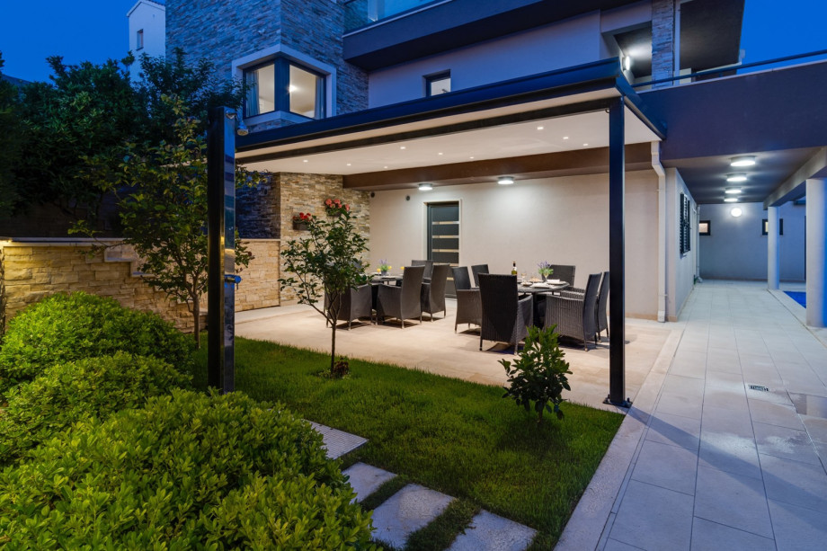 Outdoor dining area for 14 people