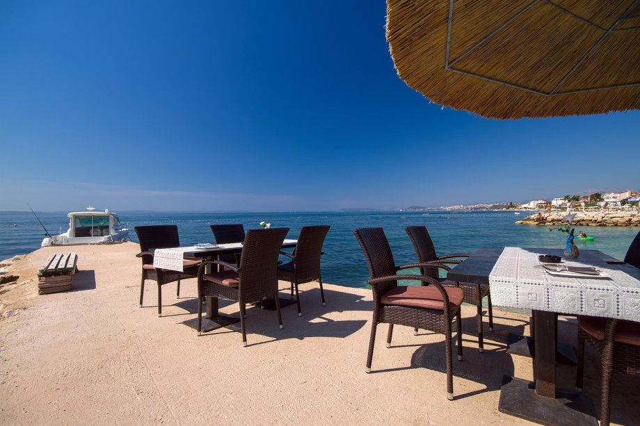 Enjoy in meal next to the sea - Pizzeria Mario