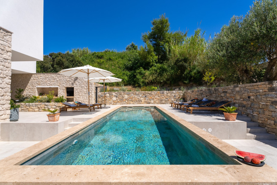 Private and heated swimming pool 9,5m x 3m, 8 deck chairs