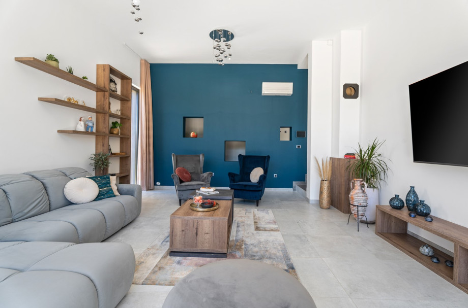 Open living area with a modern decor ,ideal for unwinding or spending time together.