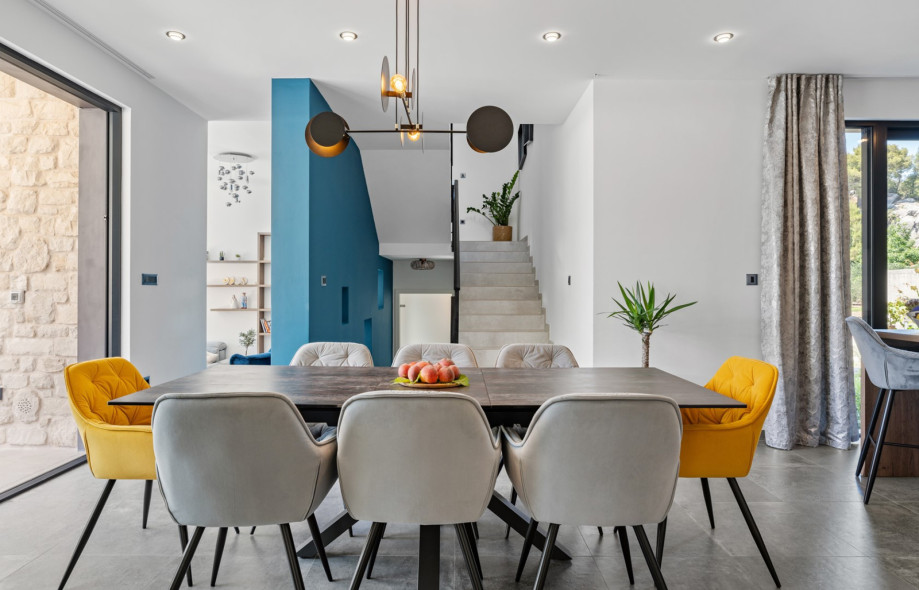 Spacius dining area, comfortable for 8 people.