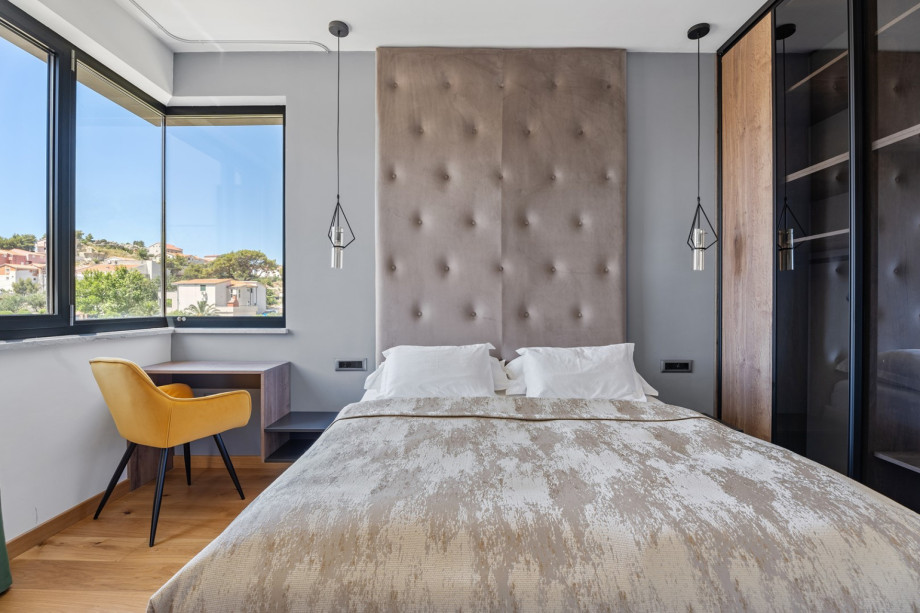 The middle floor offers a Bedroom No1 (13sqm, West) with Queen size bed 160cm x 200cm