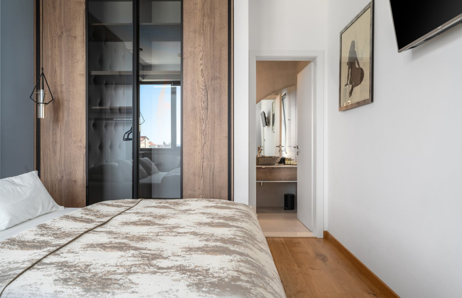 Bedroom No.1 withTV, A/C and en-suite Bathroom with shower (4,6sqm), with views on the surroundings