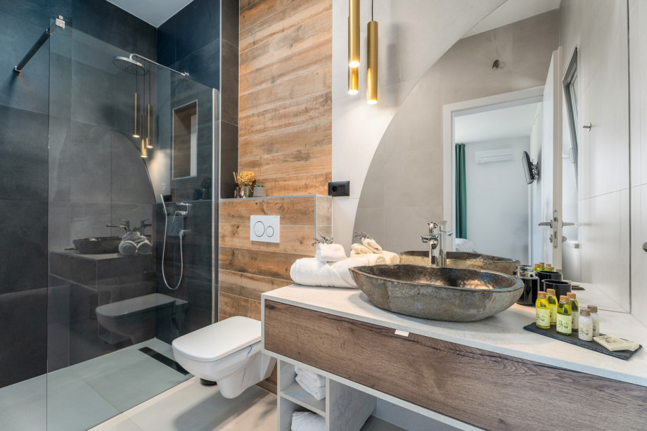 En-suite Bathroom with shower (4,6sqm), with views on the surroundings.