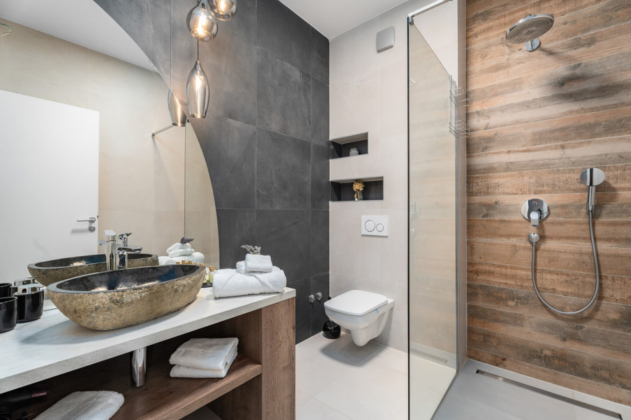 en-suite Bathroom with shower (4,7sqm)