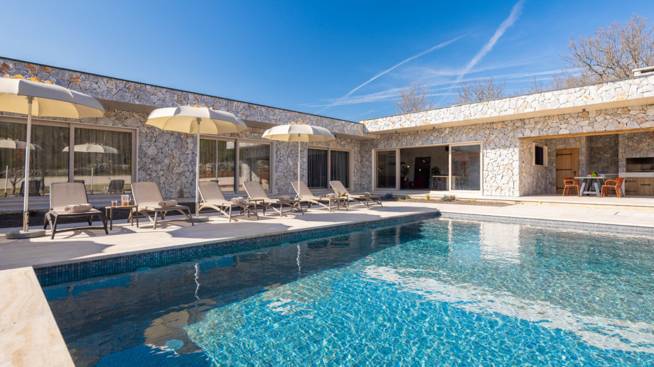 A swimming pool (45sqm) with a fully automated salt electrolysis system